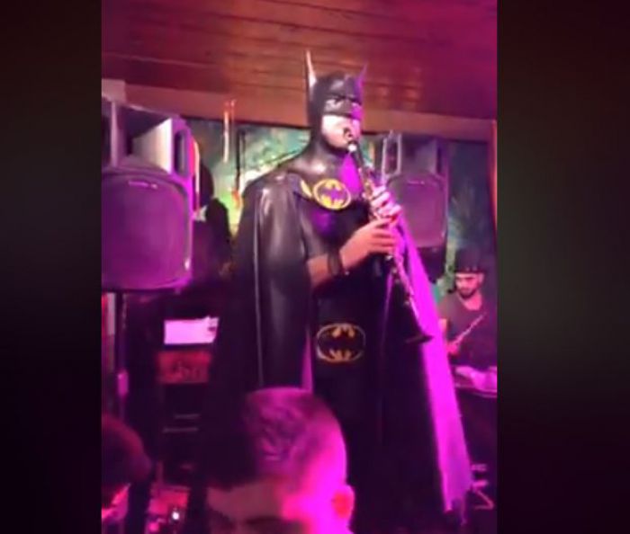 &Omicron; ... Batman &Mu;&omicron;&upsilon;&gamma;&kappa;&omicron;&pi;έ&tau;&rho;&omicron;&sigmaf; έ&pi;&alpha;&iota;&xi;&epsilon; &kappa;&lambda;&alpha;&rho;ί&nu;&omicron; &kappa;&alpha;&iota; έ&gamma;&iota;&nu;&epsilon; viral! (vd)