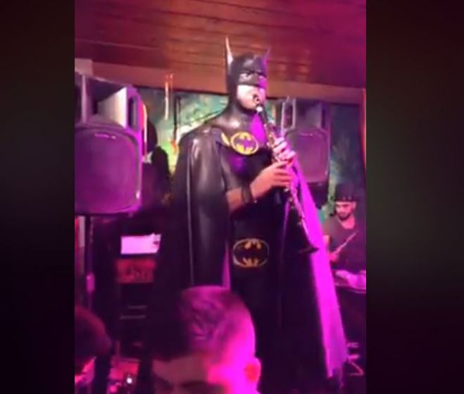 &Omicron; ... Batman &Mu;&omicron;&upsilon;&gamma;&kappa;&omicron;&pi;έ&tau;&rho;&omicron;&sigmaf; έ&pi;&alpha;&iota;&xi;&epsilon; &kappa;&lambda;&alpha;&rho;ί&nu;&omicron; &kappa;&alpha;&iota; έ&gamma;&iota;&nu;&epsilon; viral! (vd)