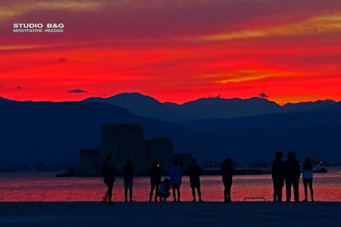 Ηλιοβασίλεμα ... βαθύ κόκκινο στο πανέμορφο Ναύπλιο! (εικόνες)