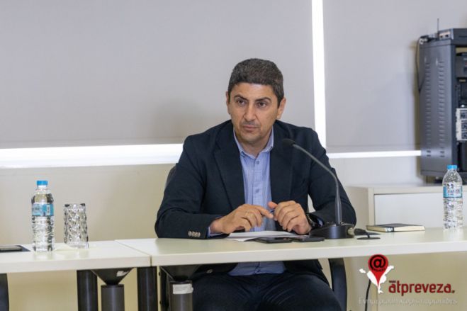 &Alpha;&upsilon;&gamma;&epsilon;&nu;ά&kappa;&eta;&sigmaf;: &laquo;&Delta;&epsilon; &mu;&pi;&omicron;&rho;&epsilon;ί &kappa;ά&theta;&epsilon; &chi;&omega;&rho;&iota;ό &nu;&alpha; έ&chi;&epsilon;&iota; &kappa;&alpha;&iota; &gamma;ή&pi;&epsilon;&delta;&omicron;&raquo;!