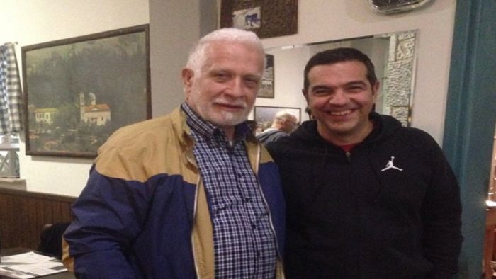 Νικόλης Φίλης στη ΔΡΤ | Το παρασκήνιο της επίσκεψης Τσίπρα στη Ζάτουνα, ο Μίμης Φωτόπουλος και ο Μίκης!