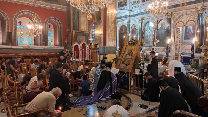 Γονατιστός μπροστά στην Εικόνα της Παναγίας ο Μητροπολίτης Αλέξανδρος διάβασε ευχές για την κατάπαυση της πύρινης λαίλαπας (εικόνες)