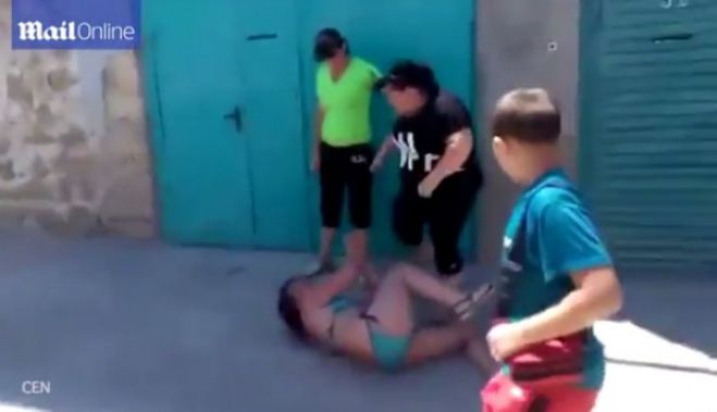 Δύο απατημένες γυναίκες ... σάπισαν στο ξύλο την ερωμένη των συζύγων τους! (vd)