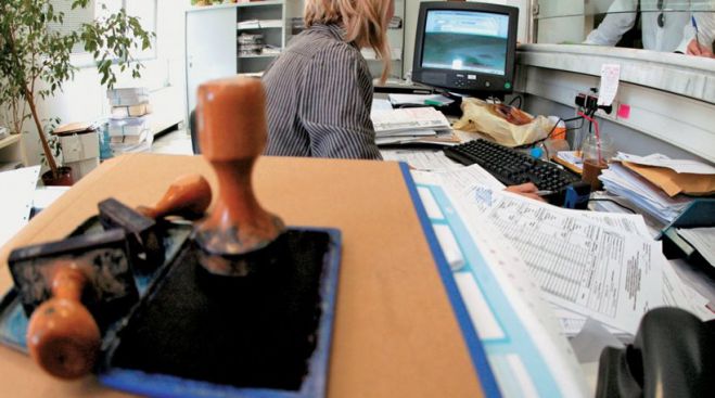 Δημόσιο | Οι μισθοί ξεπαγώνουν – Ποιοι υπάλληλοι θα πάρουν επιπλέον χρήματα (πίνακες)