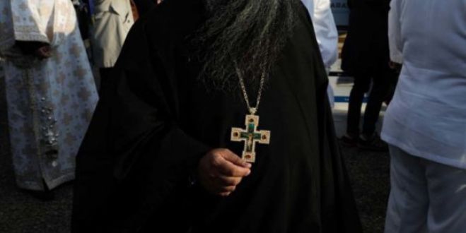 &Mu;ά&nu;&eta; | &Eta; &kappa;ό&rho;&eta; &tau;&omicron;&upsilon; &iota;&epsilon;&rho;έ&alpha; &alpha;&phi;ή&nu;&epsilon;&iota; &alpha;&iota;&chi;&mu;έ&sigmaf; &gamma;&iota;&alpha; &tau;&omicron;&nu; &pi;&alpha;&pi;&pi;&omicron;ύ &tau;&eta;&sigmaf; 12&chi;&rho;&omicron;&nu;&eta;&sigmaf; (vd)