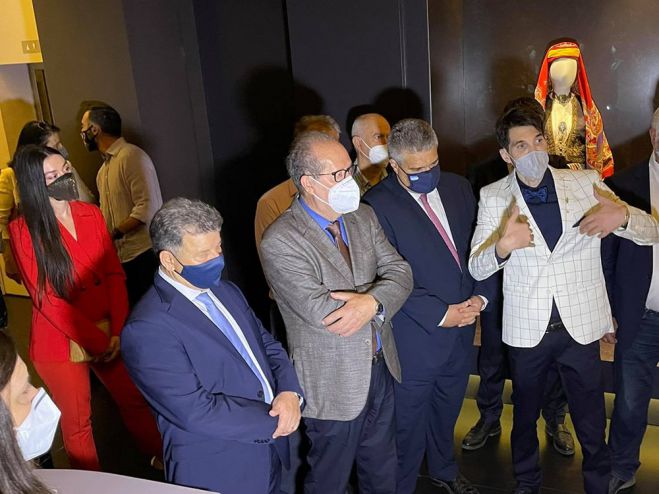 &Sigma;&tau;&alpha; &epsilon;&gamma;&kappa;&alpha;ί&nu;&iota;&alpha; &tau;&eta;&sigmaf; έ&kappa;&theta;&epsilon;&sigma;&eta;&sigmaf; &Phi;&lambda;ώ&rho;&omicron;&upsilon; &sigma;&tau;&eta;&nu; &Kappa;&alpha;&lambda;&alpha;&mu;ά&tau;&alpha; &omicron; &Pi;&epsilon;&rho;&iota;&phi;&epsilon;&rho;&epsilon;&iota;ά&rho;&chi;&eta;&sigmaf; &Pi;&epsilon;&lambda;&omicron;&pi;&omicron;&nu;&nu;ή&sigma;&omicron;&upsilon; (&epsilon;&iota;&kappa;ό&nu;&epsilon;&sigmaf;)