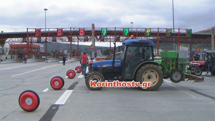 Αγρότες σήκωσαν τις μπάρες στο Σπαθοβούνι για να περνούν ελεύθερα τα αυτοκίνητα! (vd)