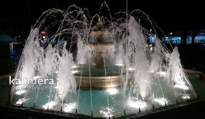 &Tau;&omicron; &sigma;&iota;&nu;&tau;&rho;&iota;&beta;ά&nu;&iota; &tau;&eta;&sigmaf; &kappa;&epsilon;&nu;&tau;&rho;&iota;&kappa;ή&sigmaf; &pi;&lambda;&alpha;&tau;&epsilon;ί&alpha;&sigmaf; &sigma;&tau;&eta; &nu;&upsilon;&chi;&tau;&epsilon;&rho;&iota;&nu;ή &Tau;&rho;ί&pi;&omicron;&lambda;&eta; (vd)
