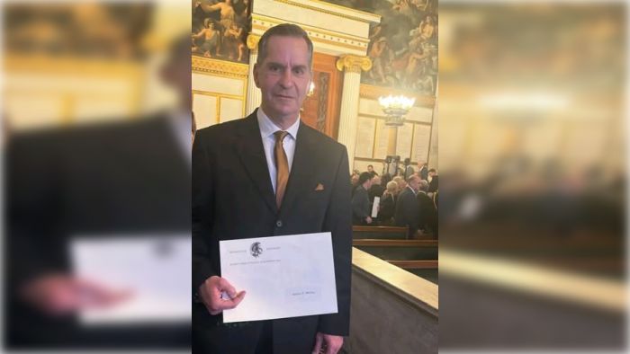 &Alpha;&kappa;&alpha;&delta;&eta;&mu;ί&alpha; &Alpha;&theta;&eta;&nu;ώ&nu; | &Epsilon;ύ&phi;&eta;&mu;&eta; &mu;&nu;&epsilon;ί&alpha; &sigma;&tau;&omicron;&nu; &Chi;&rho;ή&sigma;&tau;&omicron; &Eta;. &Mu;ή&tau;&sigma;&iota;&alpha;, &gamma;&iota;&alpha; &tau;&omicron; έ&rho;&gamma;&omicron; &tau;&omicron;&upsilon; "&Tau;&rho;ί&pi;&omicron;&lambda;&eta; 1830- 2000. &Mu;&iota;&alpha; &nu;&omicron;&sigma;&tau;&alpha;&lambda;&gamma;&iota;&kappa;ή &alpha;&nu;&alpha;&delta;&rho;&omicron;&mu;ή"