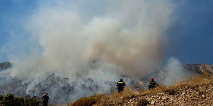 Φωτιά στο Λουτράκι | Μάχη με τις αναζωπυρώσεις, πολλές εστίες -Η κατάσταση στα πύρινα μέτωπα