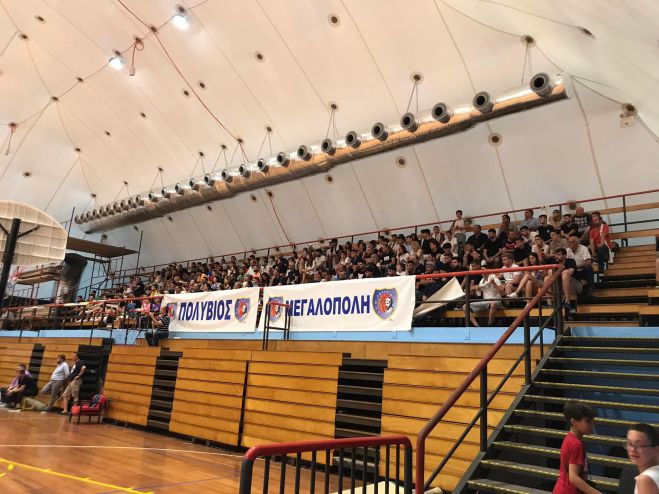 &Mu;&pi;ά&sigma;&kappa;&epsilon;&tau; | Ή&tau;&tau;&alpha; &gamma;&iota;&alpha; &tau;&omicron;&nu; &Pi;&omicron;&lambda;ύ&beta;&iota;&omicron;, &tau;&omicron; &pi;&rho;&omega;&tau;ά&theta;&lambda;&eta;&mu;&alpha; &sigma;&tau;&eta;&nu; &Kappa;&alpha;&lambda;&alpha;&mu;ά&tau;&alpha; '80