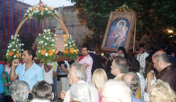 &Eta; &Delta;&eta;&mu;&eta;&tau;&sigma;ά&nu;&alpha; έ&beta;&alpha;&lambda;&epsilon; &tau;&alpha; &laquo;&gamma;&iota;&omicron;&rho;&tau;&iota;&nu;ά&raquo; &tau;&eta;&sigmaf; &gamma;&iota;&alpha; &tau;&eta;&nu; &Pi;&omicron;&lambda;&iota;&omicron;ύ&chi;&omicron; &tau;&eta;&sigmaf;, &Alpha;&gamma;ί&alpha; &Kappa;&upsilon;&rho;&iota;&alpha;&kappa;ή (&epsilon;&iota;&kappa;ό&nu;&epsilon;&sigmaf;)