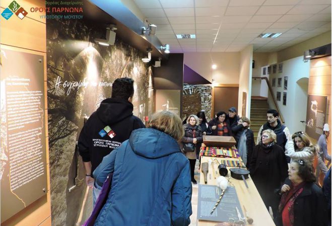 Επισκέπτες από την Αθήνα στον παραδοσιακό οικισμό της Καστάνιτσας