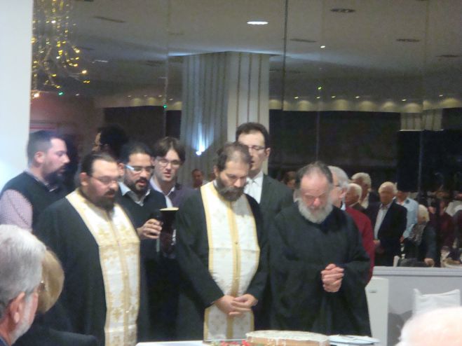 &Tau;&rho;ί&pi;&omicron;&lambda;&eta; | &Eta; &kappa;&omicron;&pi;ή &pi;ί&tau;&alpha;&sigmaf; &tau;&omicron;&upsilon; &Nu;&alpha;&omicron;ύ &Alpha;&gamma;ί&omicron;&upsilon; &Tau;&rho;ύ&phi;&omega;&nu;&alpha; (vd)