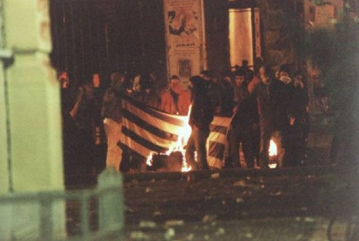 Δεν ενοχλείται κανείς; Καίνε και ποδοπατούν την Ελληνική Σημαία έξω από το Πολυτεχνείο