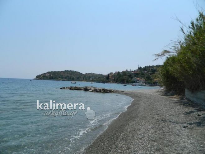 Η ήσυχη και ανεξερεύνητη παραλία «Λιβάδι» στη Νότια Κυνουρία (εικόνες)