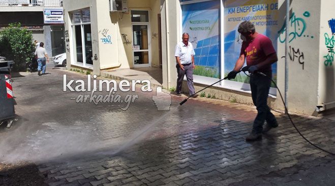 Μαζεύονται σκουπίδια και πλένονται σημεία γύρω από κάδους – Ξεκίνησαν οι ψεκασμοί (vd)