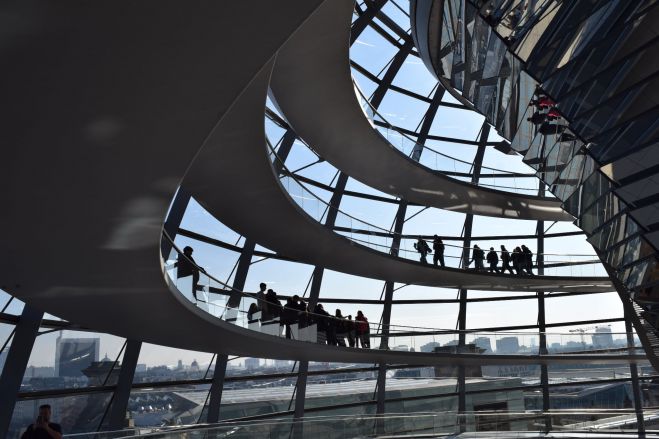 &Eta; &Epsilon;&kappa;&pi;&alpha;&iota;&delta;&epsilon;&upsilon;&tau;&iota;&kappa;ή &Mu;&epsilon;&tau;&alpha;&kappa;ί&nu;&eta;&sigma;&eta; &tau;&omicron;&upsilon; 4&omicron;&upsilon; &Gamma;&Epsilon;&Lambda; &Tau;&rho;ί&pi;&omicron;&lambda;&eta;&sigmaf; &sigma;&tau;&eta; &Gamma;&epsilon;&rho;&mu;&alpha;&nu;ί&alpha; (&epsilon;&iota;&kappa;ό&nu;&epsilon;&sigmaf;)