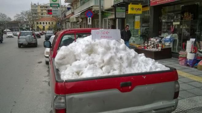 Απίστευτος τύπος πουλούσε χιόνι .. επί πληρωμή! (vd)