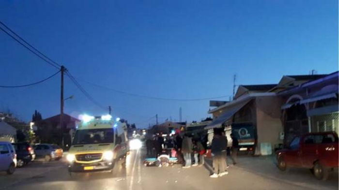 &Sigma;&upsilon;&gamma;&kappa;&lambda;&omicron;&nu;ί&zeta;&epsilon;&iota; &omicron; &pi;&alpha;&tau;έ&rho;&alpha;&sigmaf; &tau;&eta;&sigmaf; 8&chi;&rho;&omicron;&nu;&eta;&sigmaf; &pi;&omicron;&upsilon; &sigma;&kappa;&omicron;&tau;ώ&theta;&eta;&kappa;&epsilon; &sigma;&tau;&eta;&nu; &Kappa;έ&rho;&kappa;&upsilon;&rho;&alpha;: &laquo;&Epsilon;ί&nu;&alpha;&iota; &alpha;&mu;&alpha;&rho;&tau;ί&alpha;&raquo; (vd)