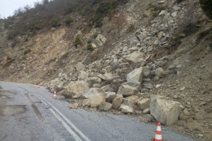 Νέα έργα για καθιζήσεις και πτώσεις βράχων σε Άκοβο και Μακρύσι