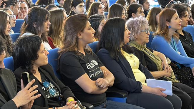 Στο Μουσικό Σχολείο Τρίπολης η Έλενα Παπαρίζου - Θα δημιουργηθεί τραγούδι αφιερωμένο στα παιδιά της UNICEF (vd)