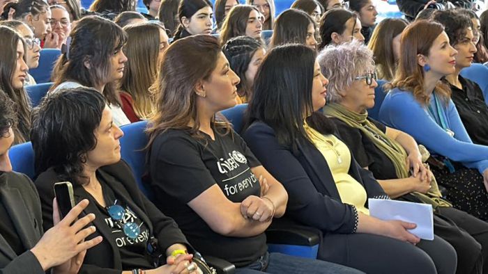 &Sigma;&tau;&omicron; &Mu;&omicron;&upsilon;&sigma;&iota;&kappa;ό &Sigma;&chi;&omicron;&lambda;&epsilon;ί&omicron; &Tau;&rho;ί&pi;&omicron;&lambda;&eta;&sigmaf; &eta; Έ&lambda;&epsilon;&nu;&alpha; &Pi;&alpha;&pi;&alpha;&rho;ί&zeta;&omicron;&upsilon; - &Theta;&alpha; &delta;&eta;&mu;&iota;&omicron;&upsilon;&rho;&gamma;&eta;&theta;&epsilon;ί &tau;&rho;&alpha;&gamma;&omicron;ύ&delta;&iota; &alpha;&phi;&iota;&epsilon;&rho;&omega;&mu;έ&nu;&omicron; &sigma;&tau;&alpha; &pi;&alpha;&iota;&delta;&iota;ά &tau;&eta;&sigmaf; UNICEF (vd)