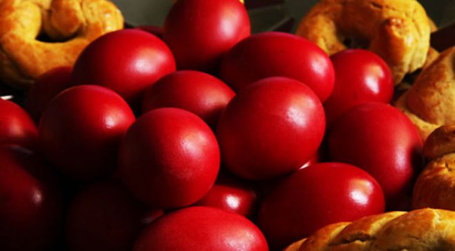 Πάσχα: Γιατί βάφουμε κόκκινα τα αυγά;