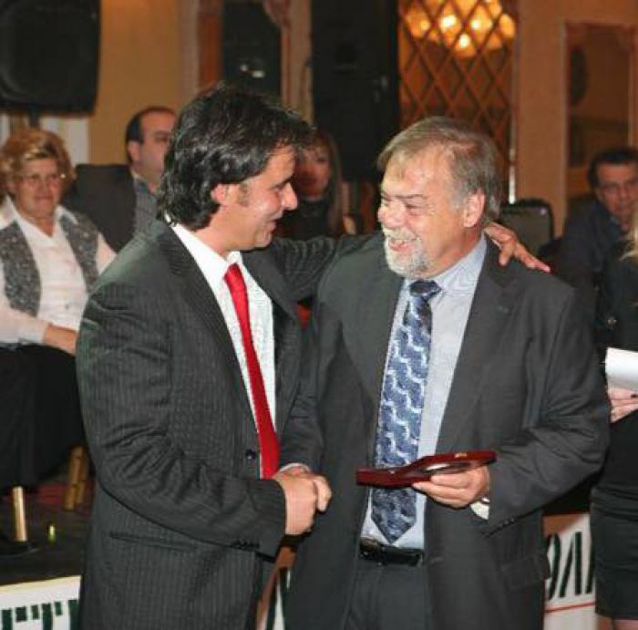 &Gamma;&iota;ώ&rho;&gamma;&omicron;&sigmaf; &Rho;&omicron;&upsilon;&mu;&epsilon;&lambda;&iota;ώ&tau;&eta;&sigmaf;: "&Alpha;&nu;&tau;ί&omicron; &phi;ί&lambda;&epsilon;, &alpha;&nu;&tau;ί&omicron; &Pi;&rho;ό&epsilon;&delta;&rho;&epsilon;.."