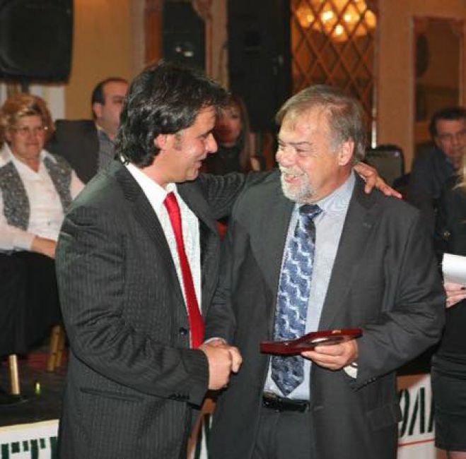 &Gamma;&iota;ώ&rho;&gamma;&omicron;&sigmaf; &Rho;&omicron;&upsilon;&mu;&epsilon;&lambda;&iota;ώ&tau;&eta;&sigmaf;: "&Alpha;&nu;&tau;ί&omicron; &phi;ί&lambda;&epsilon;, &alpha;&nu;&tau;ί&omicron; &Pi;&rho;ό&epsilon;&delta;&rho;&epsilon;.."