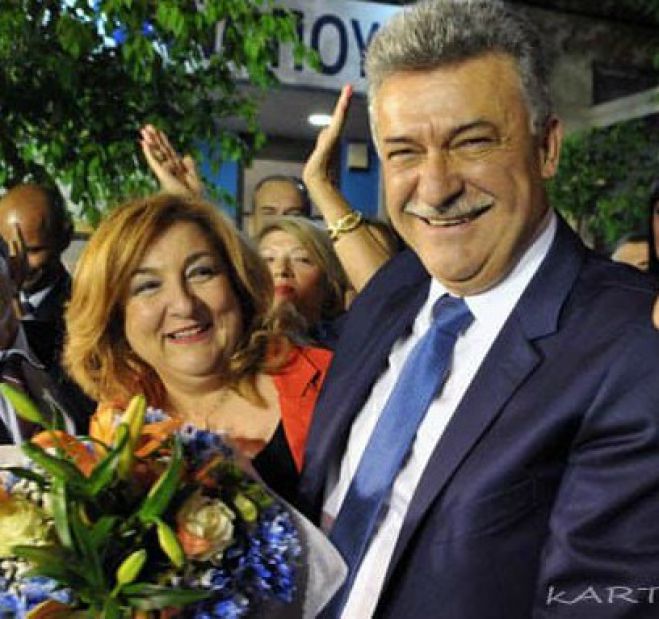 &Pi;έ&theta;&alpha;&nu;&epsilon; &eta; &sigma;ύ&zeta;&upsilon;&gamma;&omicron;&sigmaf; &tau;&omicron;&upsilon; &delta;&eta;&mu;ά&rho;&chi;&omicron;&upsilon; &Kappa;&omicron;&rho;&iota;&nu;&theta;ί&omega;&nu;