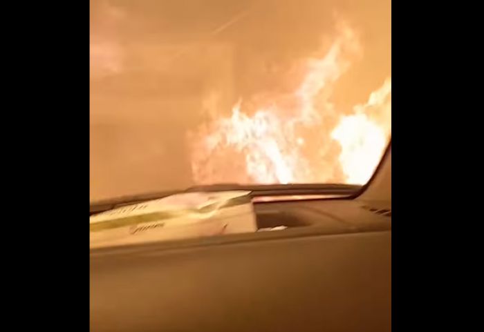 Συγκλονιστικό | Αυτοκίνητο περνά κυριολεκτικά μέσα από τις φλόγες στη Γορτυνία (vd)