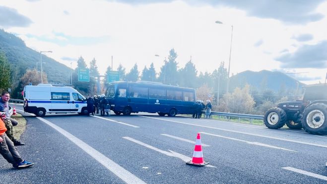 &Delta;&iota;&alpha;&mu;&alpha;&rho;&tau;&upsilon;&rho;ί&alpha; &gamma;&iota;&alpha; &tau;&alpha; &mu;&pi;&lambda;ό&kappa;&alpha; &tau;&eta;&sigmaf; &Nu;&epsilon;&sigma;&tau;ά&nu;&eta;&sigmaf; | "&Omicron;&iota; &delta;&rho;ό&mu;&omicron;&iota; &delta;&epsilon;&nu; &kappa;&lambda;&epsilon;ί&nu;&omicron;&upsilon;&nu; &alpha;&pi;ό &tau;&omicron;&upsilon;&sigmaf; &alpha;&gamma;&rho;ό&tau;&epsilon;&sigmaf;, &alpha;&lambda;&lambda;ά &alpha;&pi;ό &tau;&eta;&nu; &alpha;&sigma;&tau;&upsilon;&nu;&omicron;&mu;ί&alpha;"