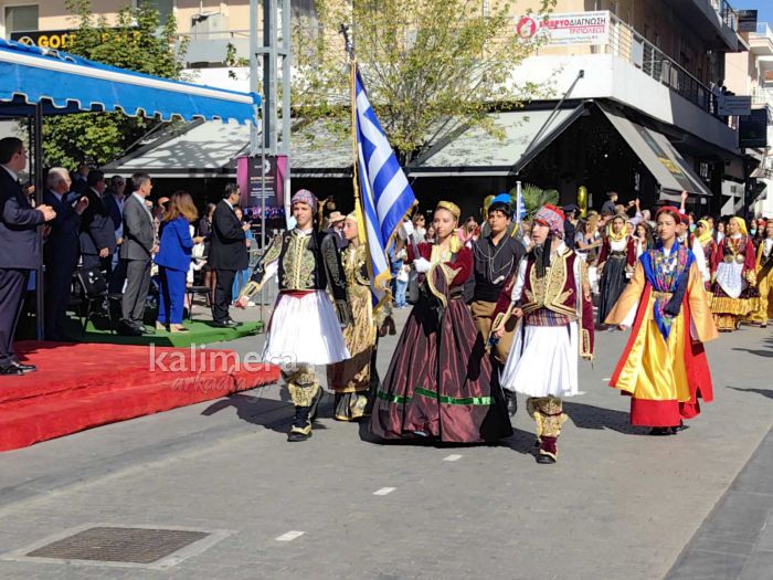 &Tau;&rho;ί&pi;&omicron;&lambda;&eta; | &Tau;&omicron; &pi;&rho;ό&gamma;&rho;&alpha;&mu;&mu;&alpha; &tau;&eta;&sigmaf; &pi;&alpha;&rho;έ&lambda;&alpha;&sigma;&eta;&sigmaf; &gamma;&iota;&alpha; &tau;&eta;&nu; "28&eta; &Omicron;&kappa;&tau;&omega;&beta;&rho;ί&omicron;&upsilon;"