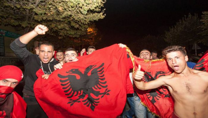 Αλβανοί εθνικιστές κάνουν γυαλιά - καρφιά σπίτια Ελλήνων στη Βόρειο Ήπειρο!