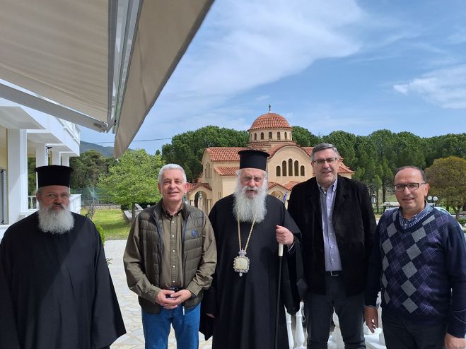 Ευχές και δώρα στο Δεκάζειο Γηροκομείο Τρίπολης από την Περιφέρεια Πελοποννήσου (εικόνες)