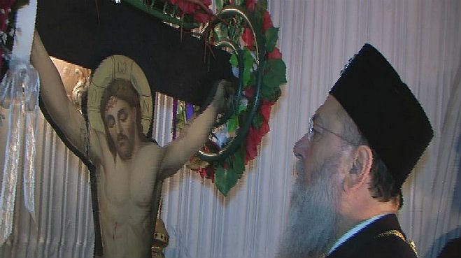 &Epsilon;&iota;&kappa;ό&nu;&alpha; &Epsilon;&sigma;&tau;&alpha;&upsilon;&rho;&omega;&mu;έ&nu;&omicron;&upsilon; &laquo;&delta;&alpha;&kappa;&rho;ύ&zeta;&epsilon;&iota;&raquo; &sigma;&tau;&eta;&nu; &Kappa;&omicron;&rho;&iota;&nu;&theta;ί&alpha; &ndash; &Epsilon;&iota;&delta;&iota;&kappa;&omicron;ύ&sigmaf; &epsilon;&pi;&iota;&sigma;&tau;ή&mu;&omicron;&nu;&epsilon;&sigmaf; &kappa;&alpha;&lambda;&epsilon;ί &omicron; &Mu;&eta;&tau;&rho;&omicron;&pi;&omicron;&lambda;ί&tau;&eta;&sigmaf; (vd)