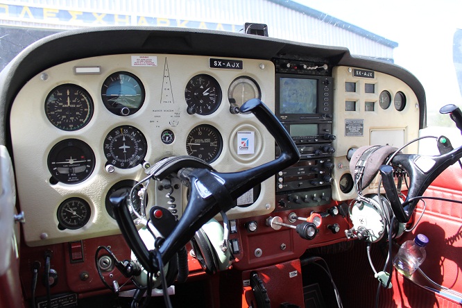 &Kappa;ό&beta;&epsilon;&iota; &tau;&eta;&nu; &pi;ί&tau;&alpha; &tau;&eta;&sigmaf; &eta; &Alpha;&epsilon;&rho;&omicron;&lambda;έ&sigma;&chi;&eta; &Alpha;&rho;&kappa;&alpha;&delta;ί&alpha;&sigmaf;