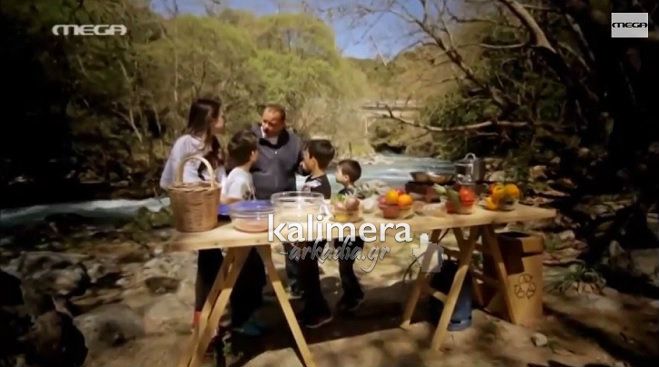 Απίθανα σουβλάκια και ένα ... μοναδικό γλυκό μαγείρεψε ο Σκαρμούτσος στη Γορτυνία (vd)!