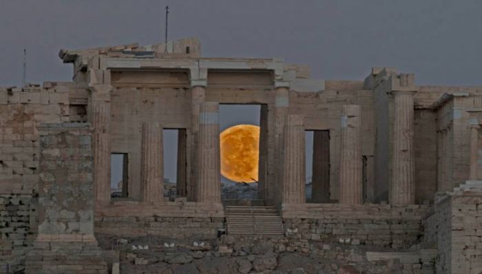 Εντυπωσιακές εικόνες δίνουν μια πρώτη «γεύση» για την αποψινή υπερ-πανσέληνο!