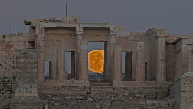 Εντυπωσιακές εικόνες δίνουν μια πρώτη «γεύση» για την αποψινή υπερ-πανσέληνο!