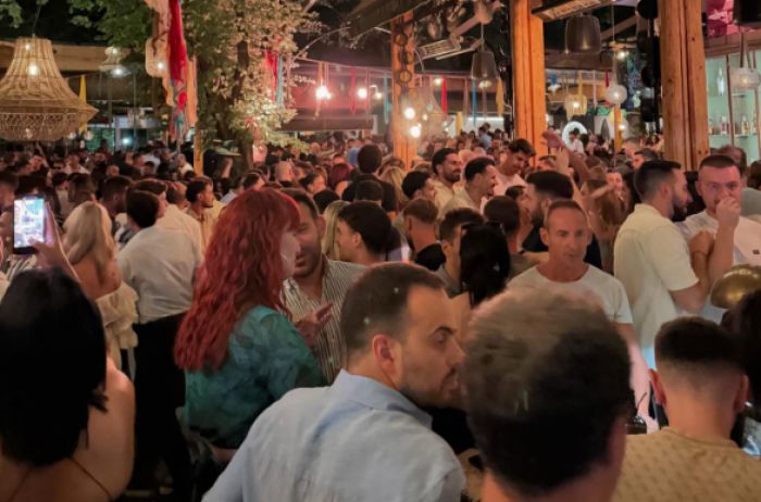 &Omicron; &Tau;&zeta;&iota;&omicron;ύ&mu;&eta;&sigmaf; &gamma;&iota;&alpha; &tau;&omicron;&nu; &Delta;&epsilon;&kappa;&alpha;&pi;&epsilon;&nu;&tau;&alpha;ύ&gamma;&omicron;&upsilon;&sigma;&tau;&omicron; &sigma;&tau;&eta;&nu; &Tau;&rho;ί&pi;&omicron;&lambda;&eta;: "&Epsilon;&omicron;&rho;&tau;&alpha;&sigma;&tau;&iota;&kappa;ή, &kappa;&alpha;&lambda;&omicron;&kappa;&alpha;&iota;&rho;&iota;&nu;ή, &gamma;&epsilon;&mu;ά&tau;&eta; &kappa;ό&sigma;&mu;&omicron; &eta; &pi;ό&lambda;&eta;"! (&epsilon;&iota;&kappa;ό&nu;&epsilon;&sigmaf;)