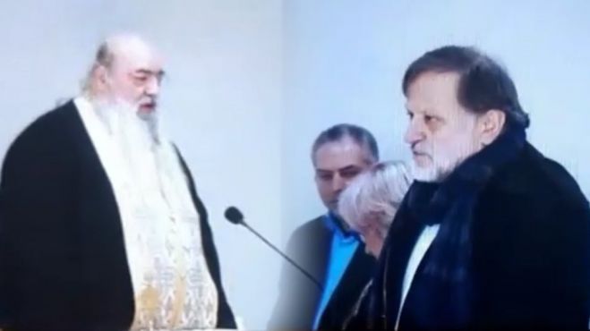 Ιερέας σε βουλευτή ΣΥΡΙΖΑ: &quot;Να μετανοήσεις για την προδοσία της Μακεδονίας&quot; - Απάντηση βουλευτή: &quot;Είσαι τραμπούκος&quot; (vd)