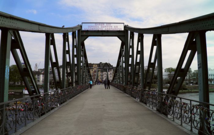 Η γέφυρα της Φρανκφούρτης που … μιλάει αρχαία Ελληνικά!