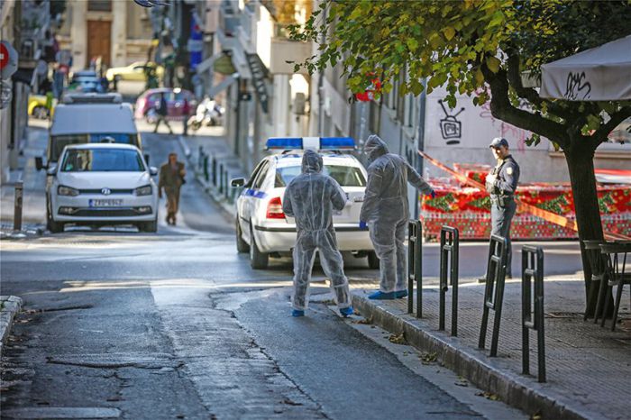 Έκρηξη έξω εκκλησία στο Κολωνάκι - Τραυματίστηκαν ένας αστυνομικός και ο νεωκόρος του ναού (vd)