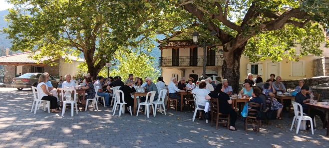 Γέμισε με κόσμο την Κυριακή το Ροεινό - Συγκινητική συνάντηση στο χωριό! (εικόνες)