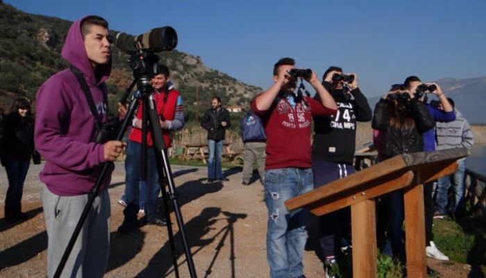 Μαθητές του ΕΠΑΛ Λεωνιδίου είδαν από κοντά τους φτερωτούς επισκέπτες του Μουστού