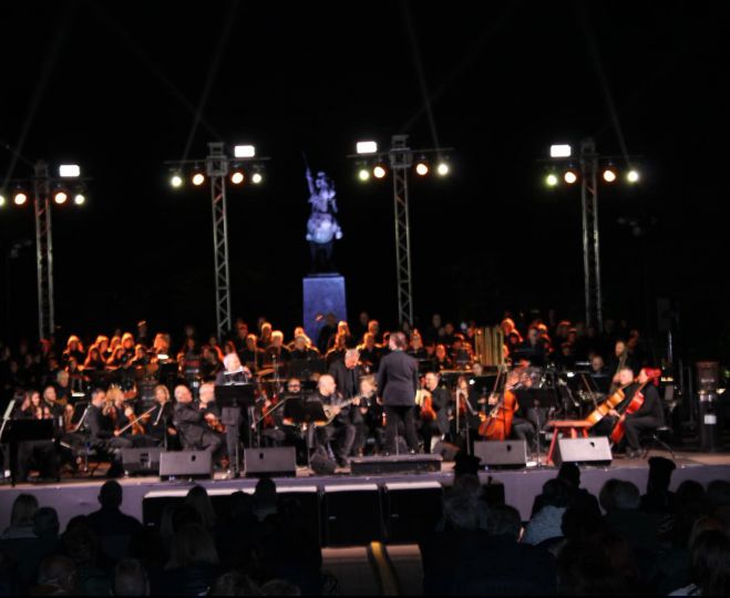 &Chi;&omicron;&rho;&omega;&delta;ί&alpha; &Tau;&rho;ί&pi;&omicron;&lambda;&eta;&sigmaf; | "&Mu;&iota;&alpha; &xi;&epsilon;&chi;&omega;&rho;&iota;&sigma;&tau;ή &mu;&omicron;&upsilon;&sigma;&iota;&kappa;ή &sigma;ύ&mu;&pi;&rho;&alpha;&xi;&eta; &mu;&epsilon; &tau;&eta; &Mu;&alpha;&rho;ί&alpha; &Phi;&alpha;&rho;&alpha;&nu;&tau;&omicron;ύ&rho;&eta; &kappa;&alpha;&iota; &tau;&omicron;&nu; &Mu;&alpha;&nu;ώ&lambda;&eta; &Mu;&eta;&tau;&sigma;&iota;ά"