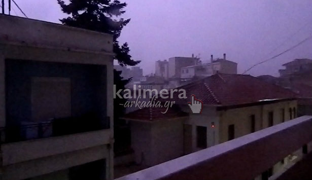 Η νύχτα … μέρα έγινε το βράδυ στην Τρίπολη – Καταρρακτώδεις βροχές και αστραπές! (vd)