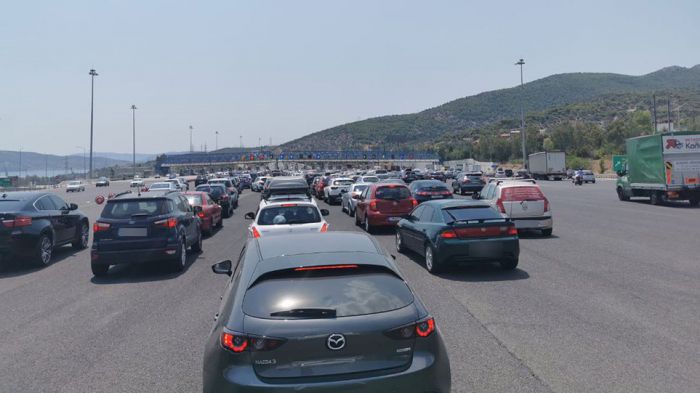 Αυξημένη κίνηση στην Αθηνών - Κορίνθου | Ουρές οχημάτων στα διόδια της Ελευσίνας